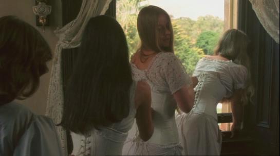 Picnic at Hanging Rock - Nouage des corsets