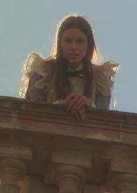 Picnic at Hanging Rock - Sara sur la terrasse