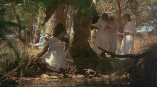 Picnic at Hanging Rock - Edith pied dans l'eau