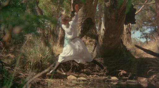 Picnic at Hanging Rock - Miranda passse le ruisseau