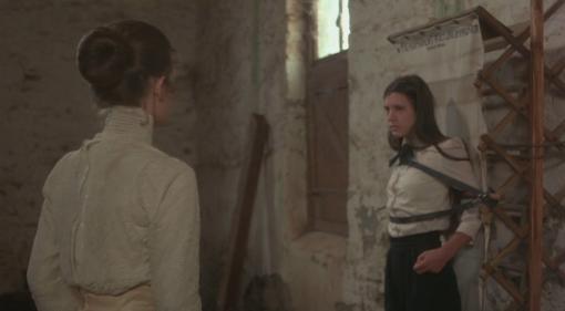 Picnic at Hanging Rock - Sara punie au cours de dance